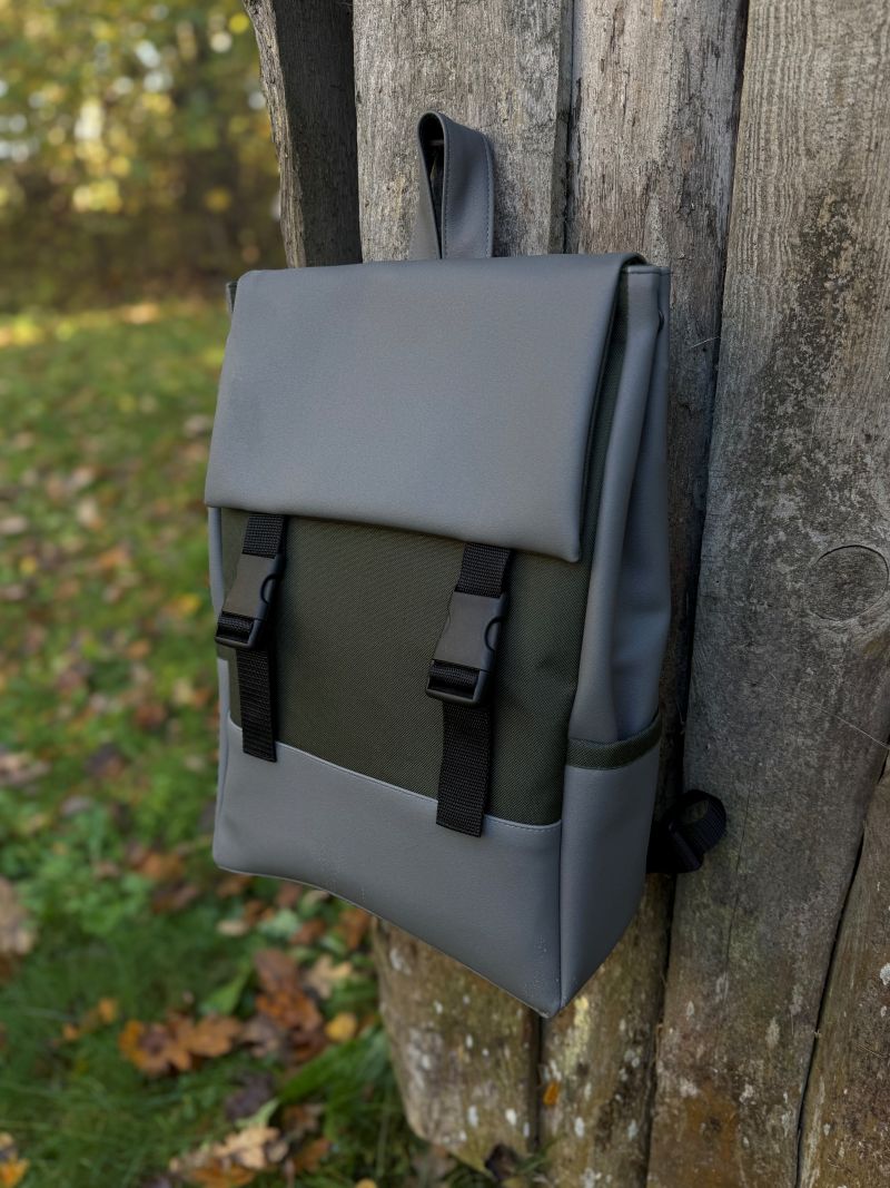 Kuprinė su plastikiniais užsegimais 