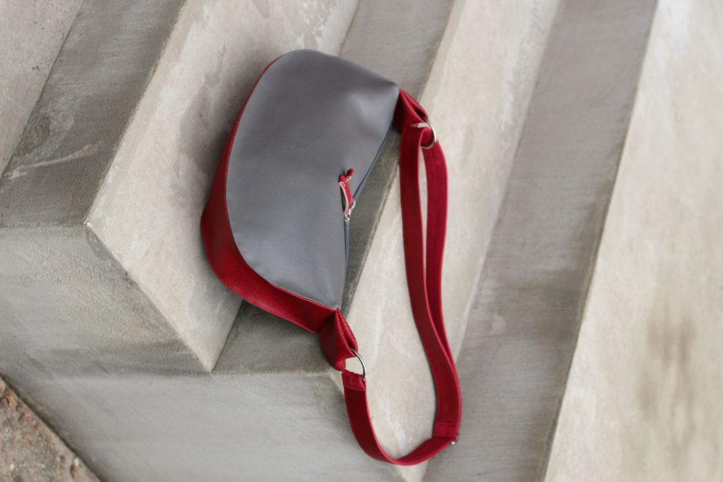 Pusmėnulio formos rankinė