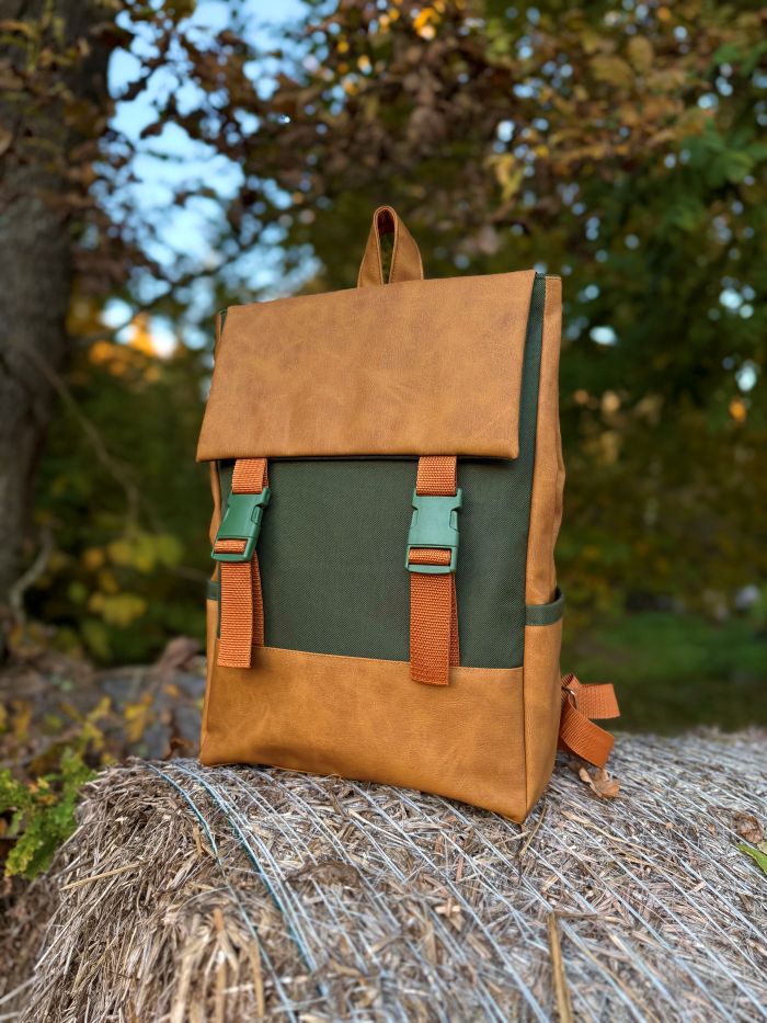 Kuprinė su plastikiniais užsegimais 