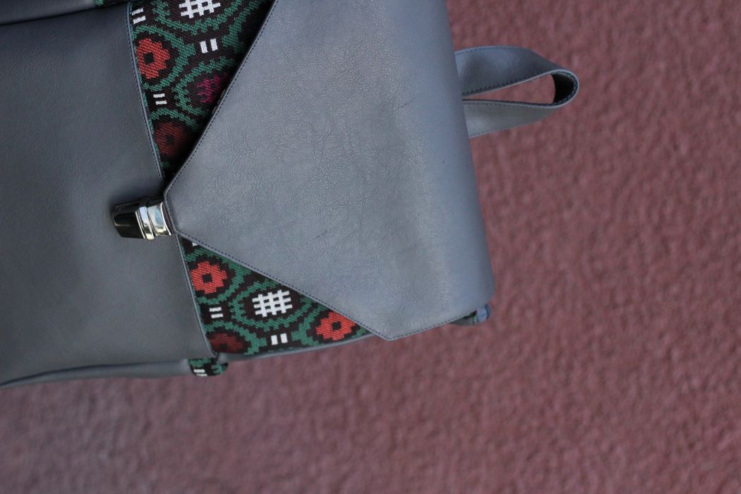 Kuprinė su spynelės užsegimu