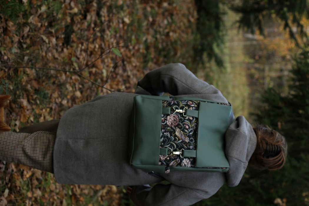 Kuprinė su karabinais