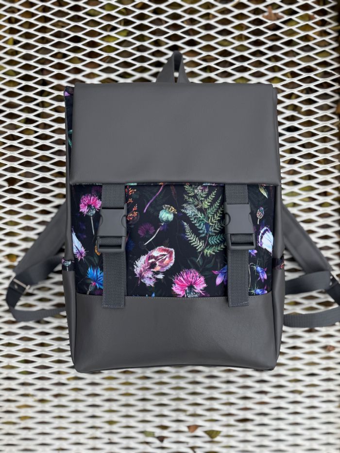 Kuprinė su plastikiniais užsegimais