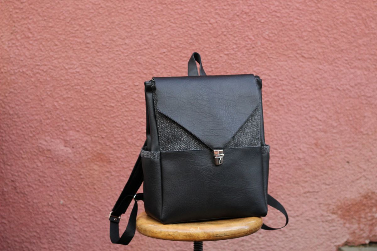 Kuprinė su spynelės užsegimu