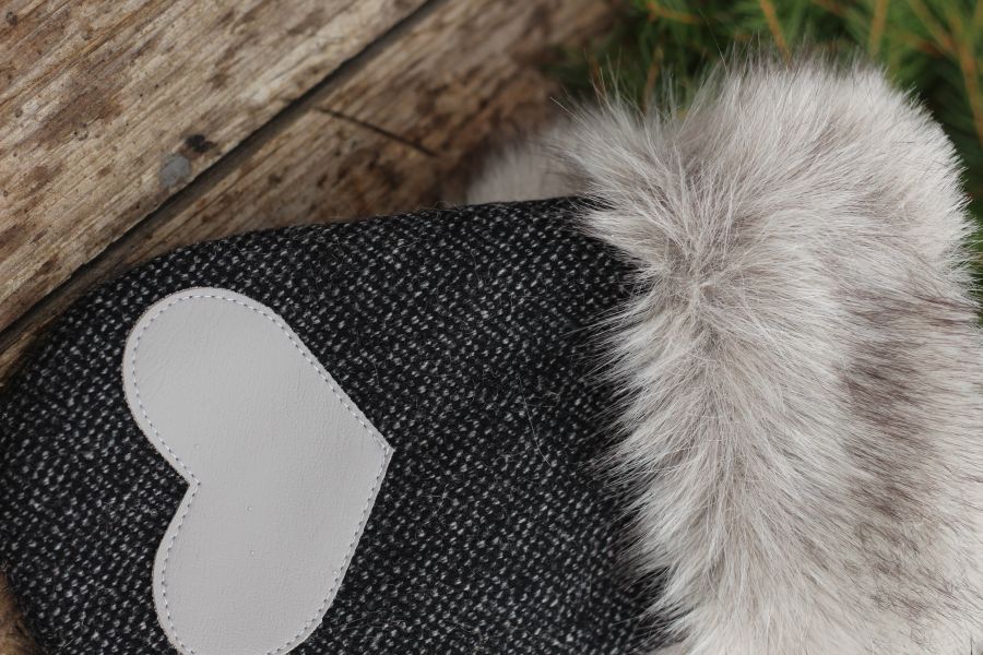 Pirštinės su širdelės aplikacija