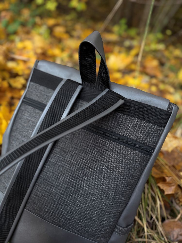 Kuprinė su karabinais