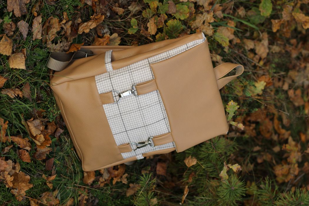 Kuprinė su karabinais