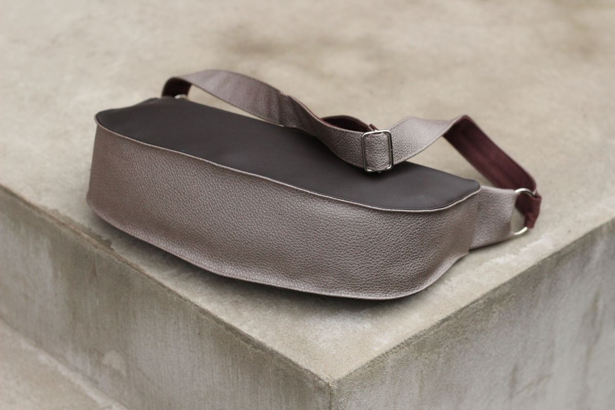 Pusmėnulio formos rankinė