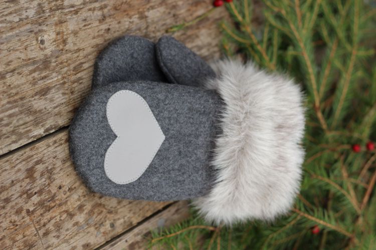 Pirštinės su širdelės aplikacija