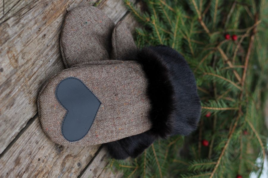 Pirštinės su širdelės aplikacija