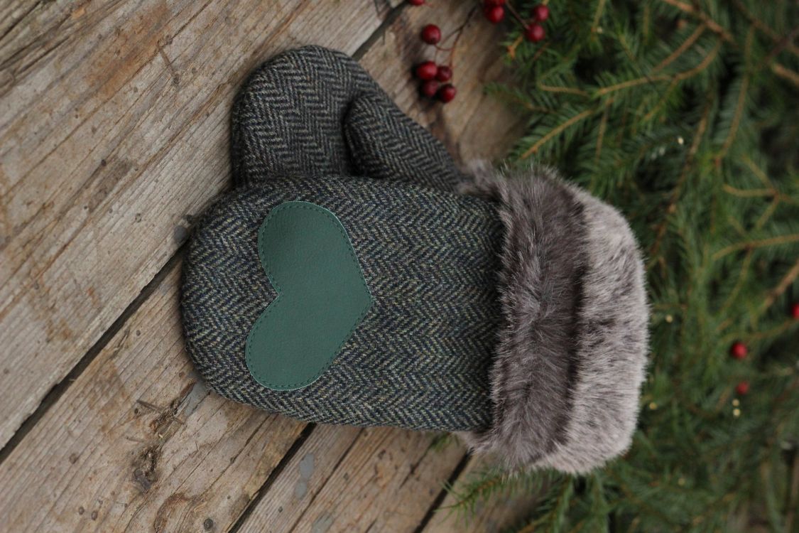 Pirštinės su širdelės aplikacija