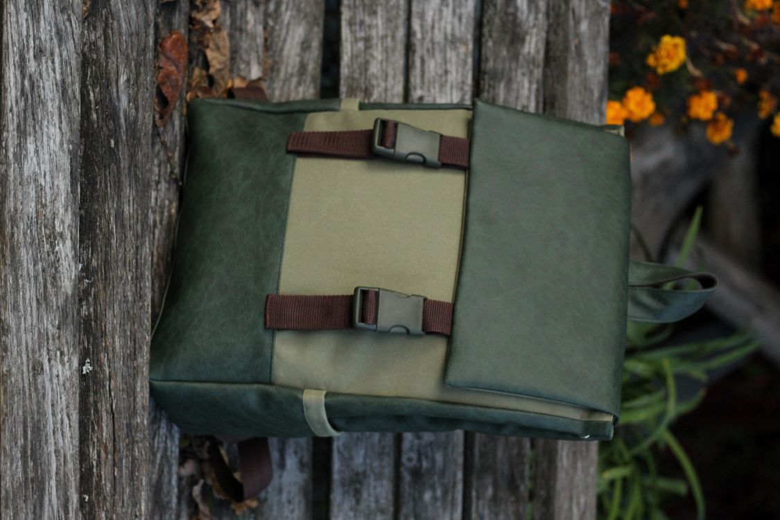 Kuprinė su plastikiniais užsegimais 