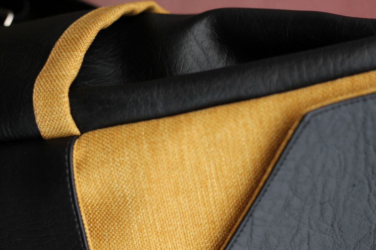 Kuprinė su spynelės užsegimu