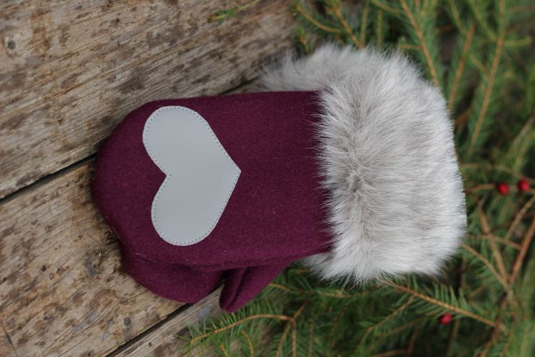 Pirštinės su širdelės aplikacija