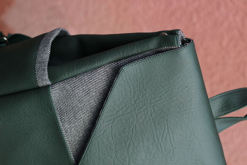 Kuprinė su spynelės užsegimu