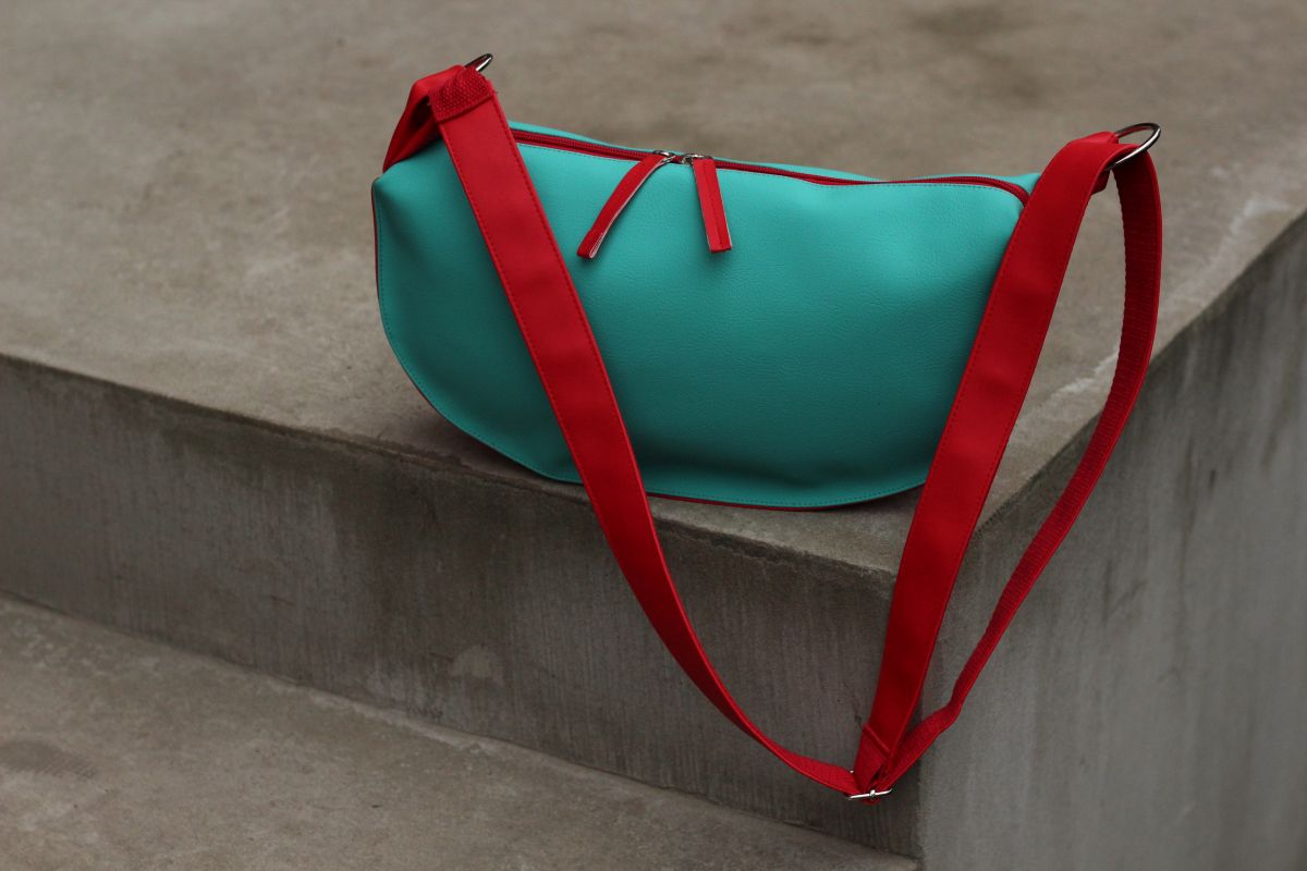 Pusmėnulio formos rankinė