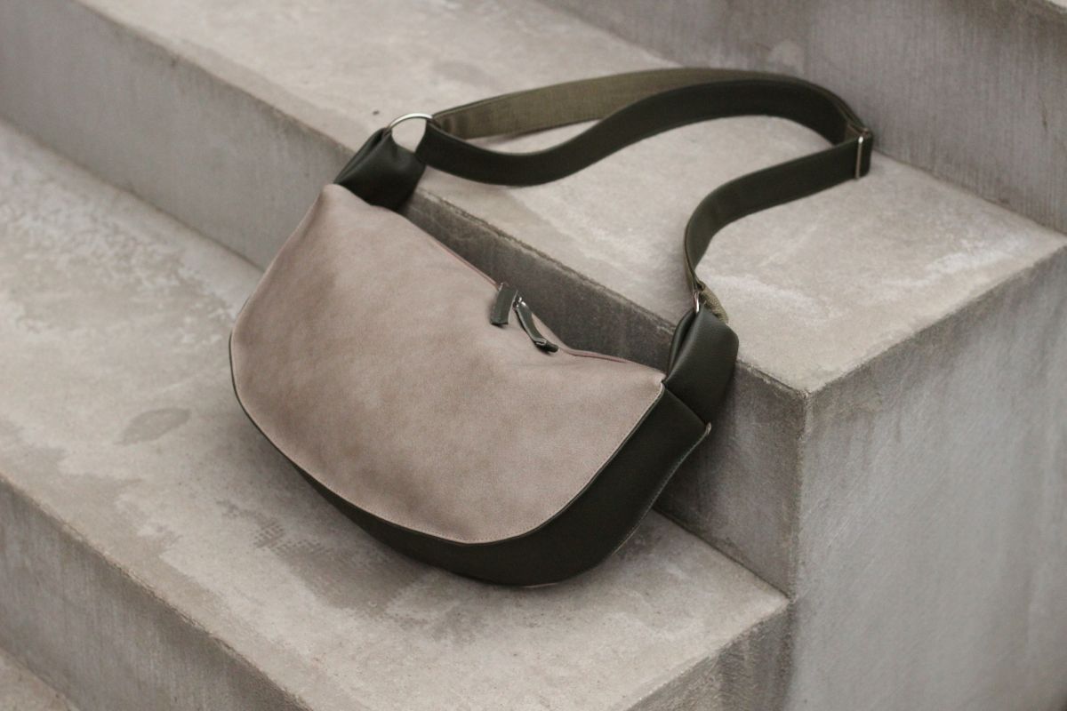 Pusmėnulio formos rankinė