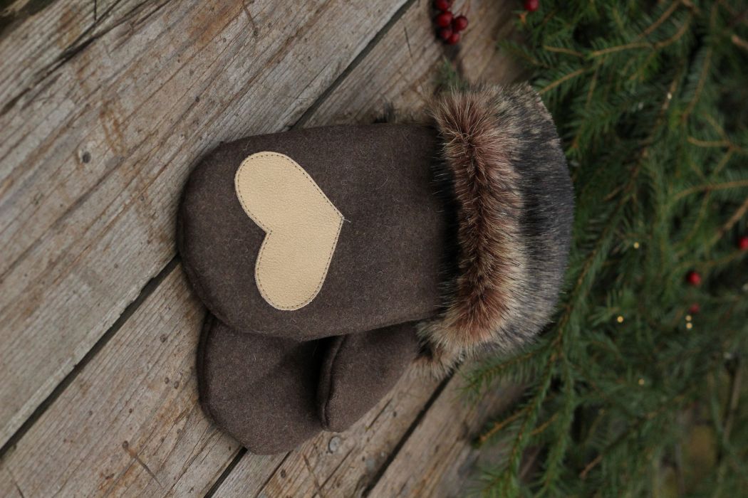 Pirštinės su širdelės aplikacija