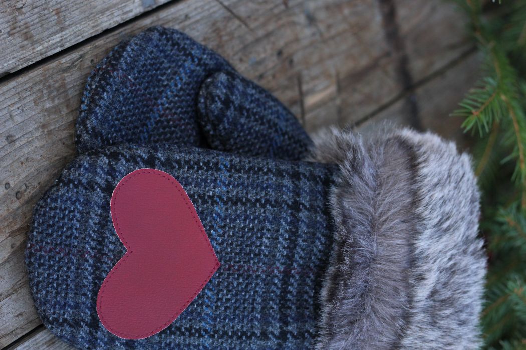 Pirštinės su širdelės aplikacija