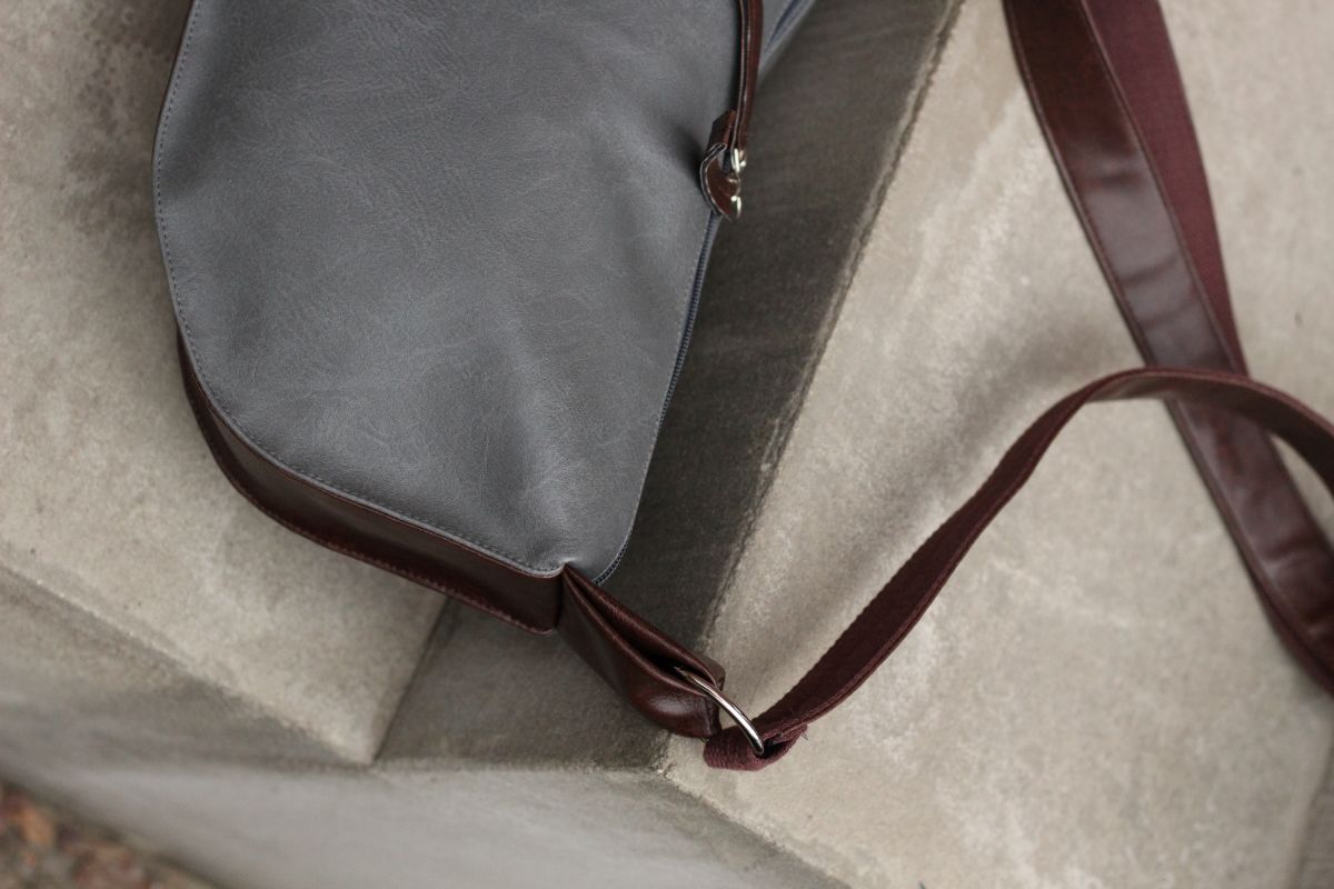 Pusmėnulio formos rankinė