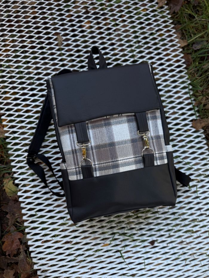 Kuprinė su karabinais