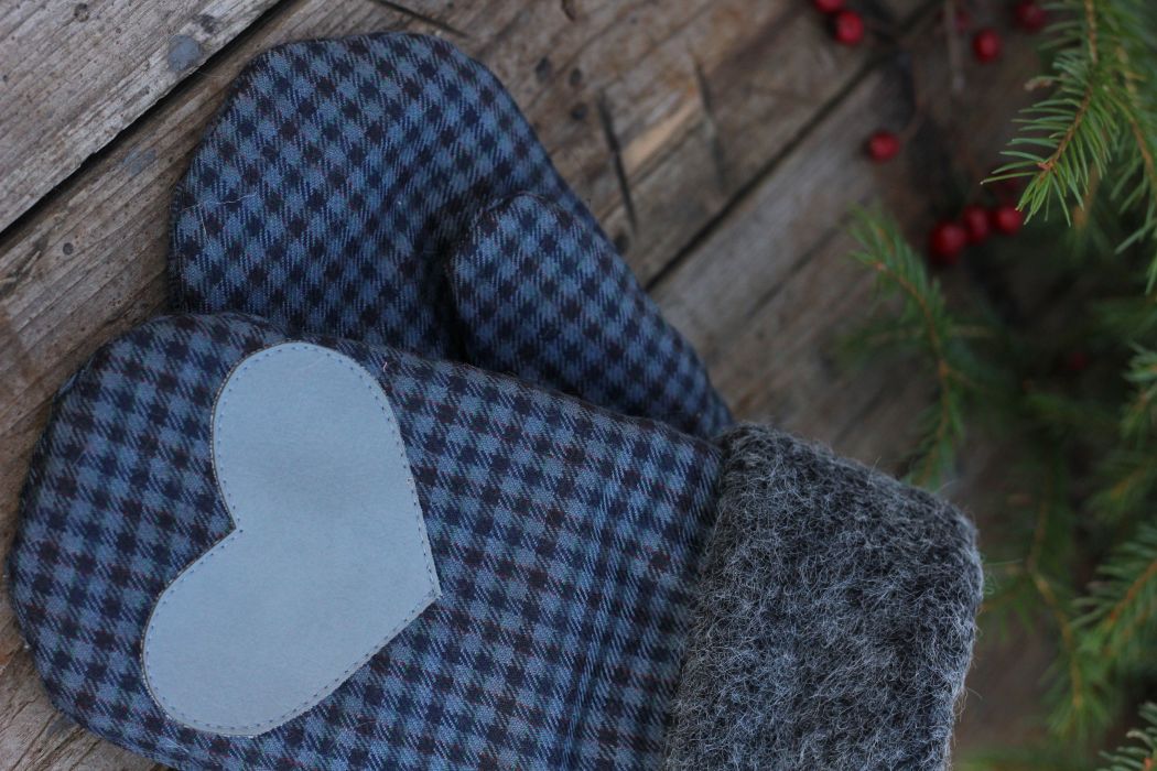 Pirštinės su širdelės aplikacija