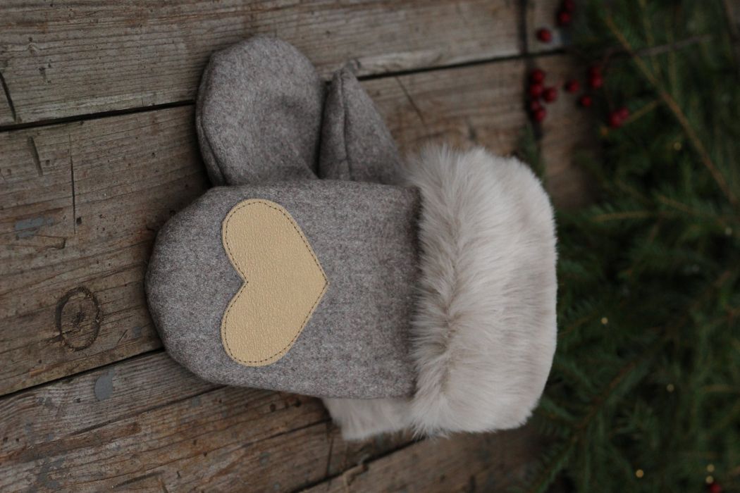 Pirštinės su širdelės aplikacija