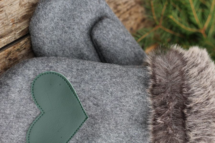 Pirštinės su širdelės aplikacija