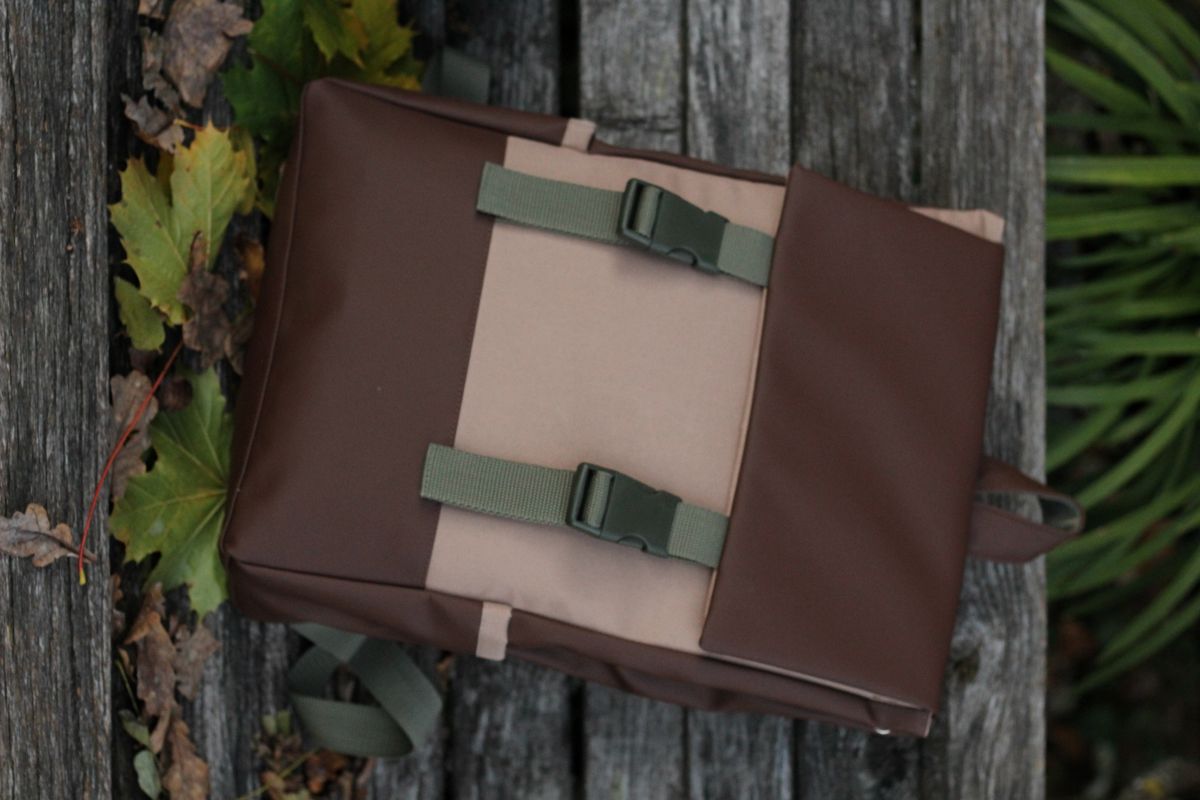 Kuprinė su plastikiniais užsegimais 