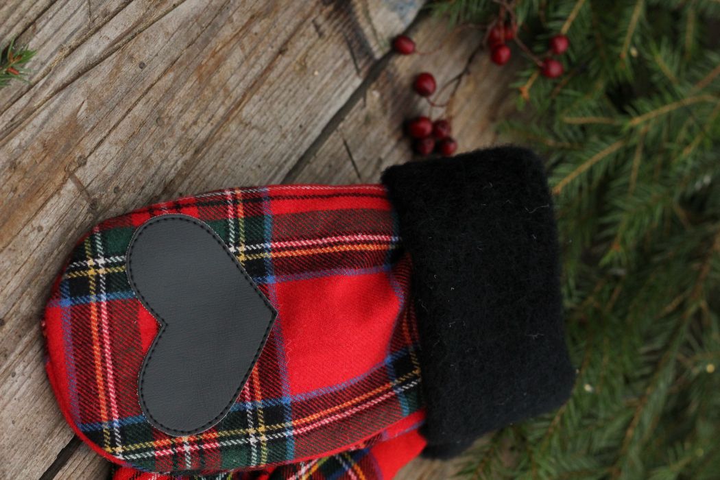 Pirštinės su širdelės aplikacija