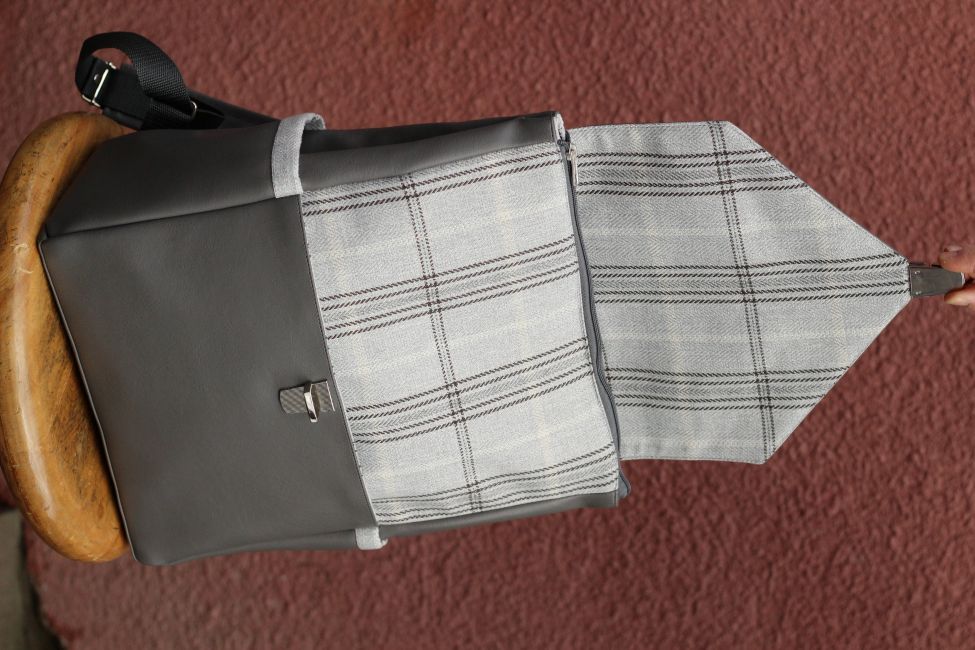 Kuprinė su spynelės užsegimu