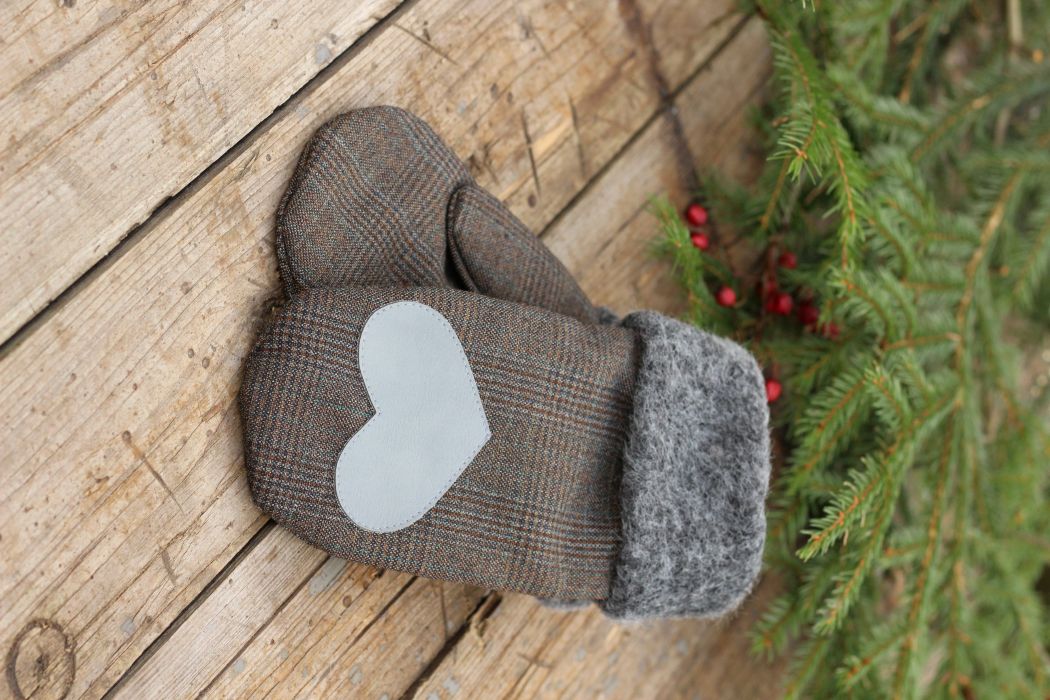 Pirštinės su širdelės aplikacija