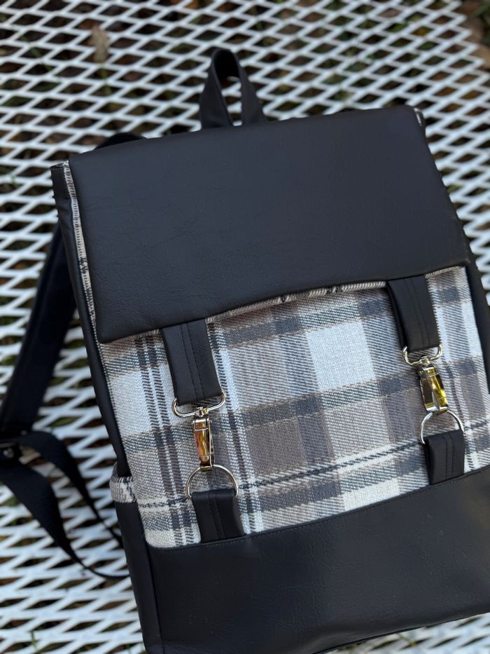 Kuprinė su karabinais