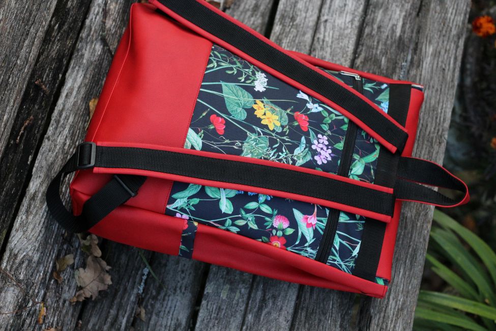 Kuprinė su plastikiniais užsegimais 