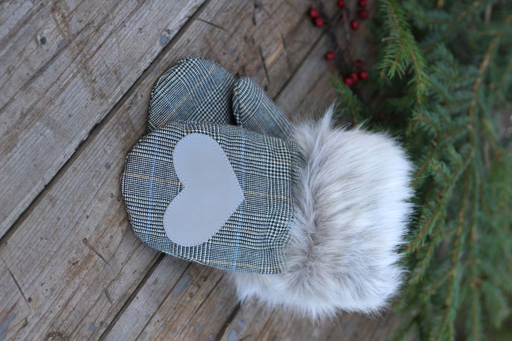 Pirštinės su širdelės aplikacija