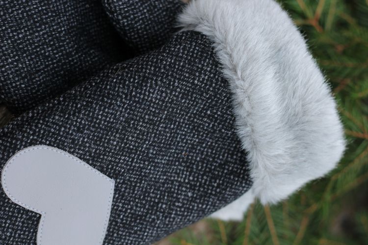 Pirštinės su širdelės aplikacija