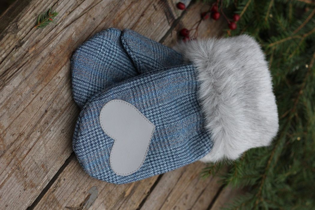 Pirštinės su širdelės aplikacija