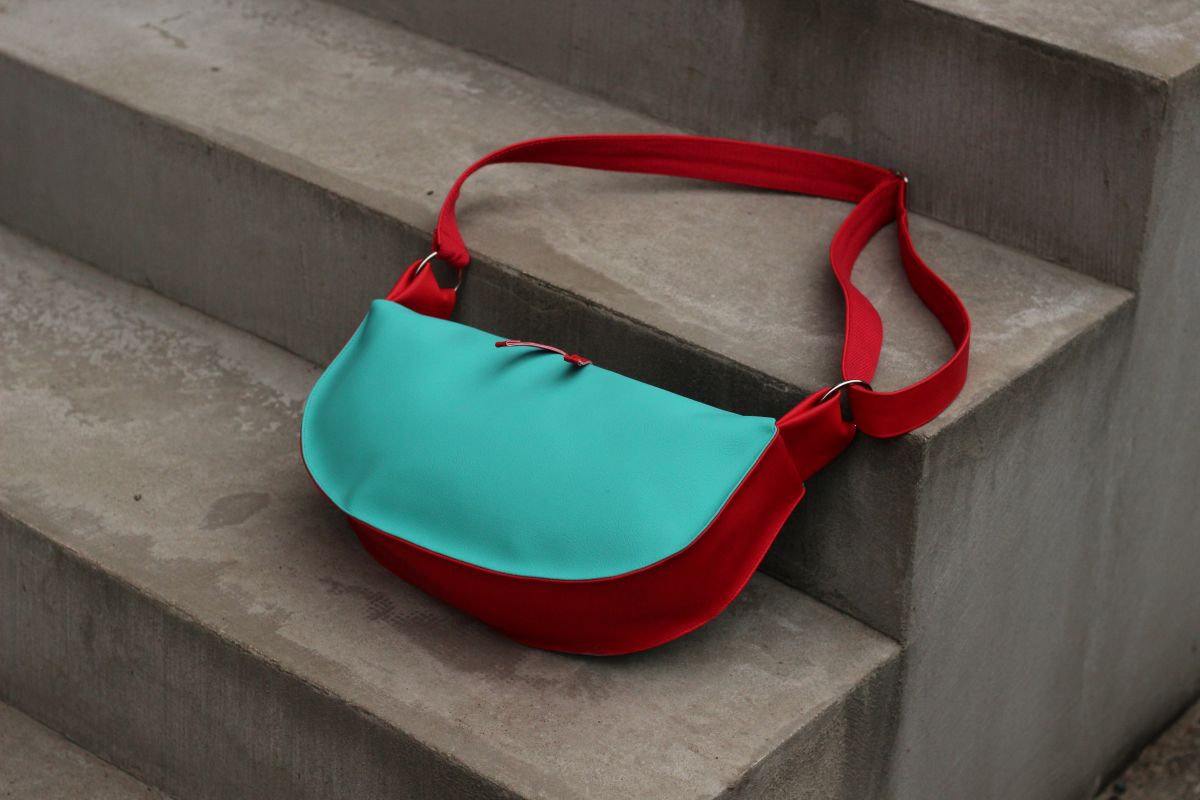 Pusmėnulio formos rankinė