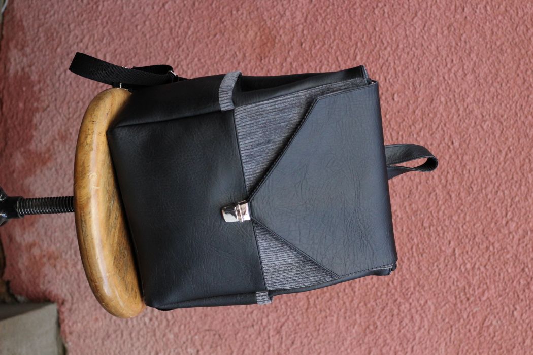 Kuprinė su spynelės užsegimu