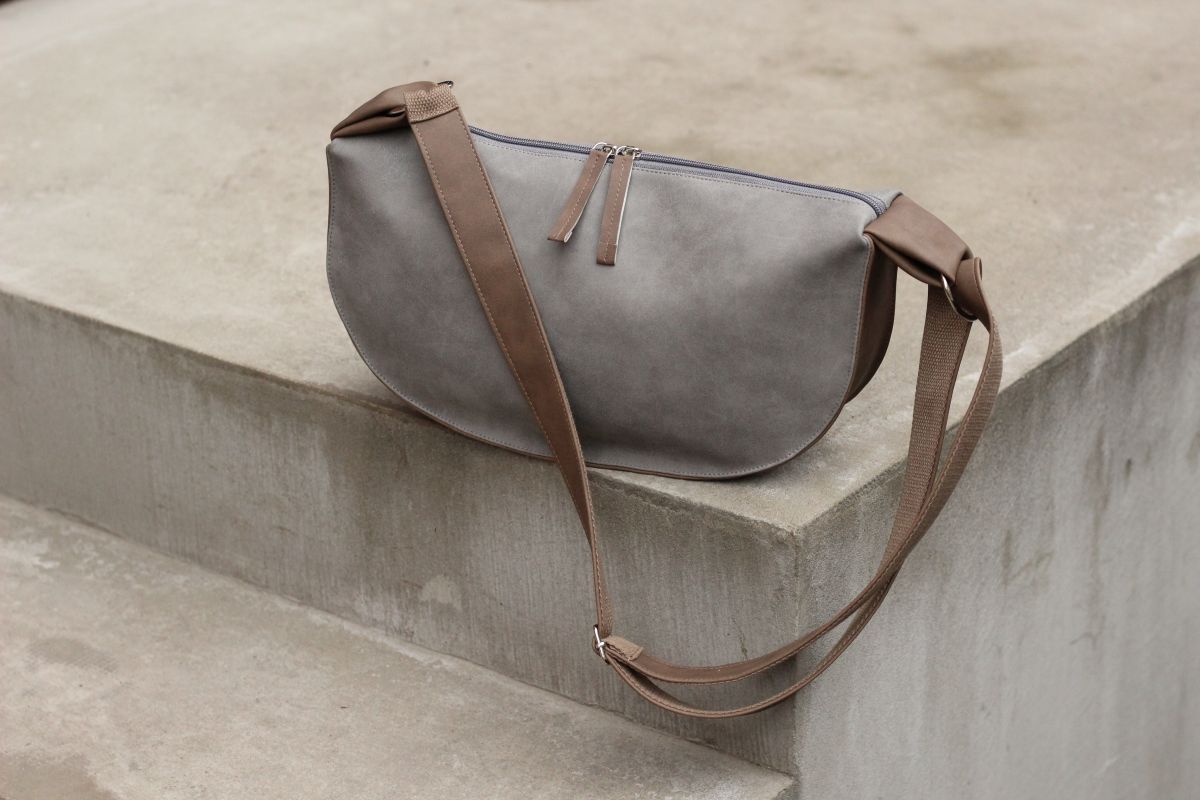 Pusmėnulio formos rankinė