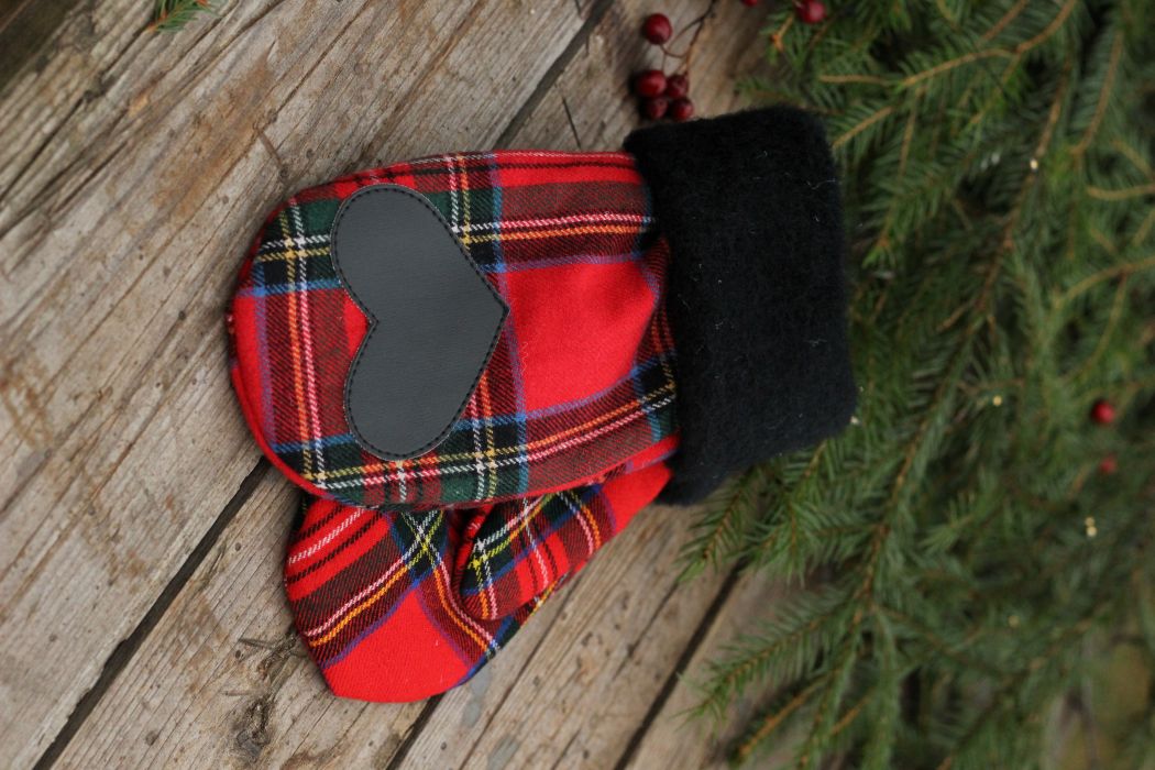 Pirštinės su širdelės aplikacija