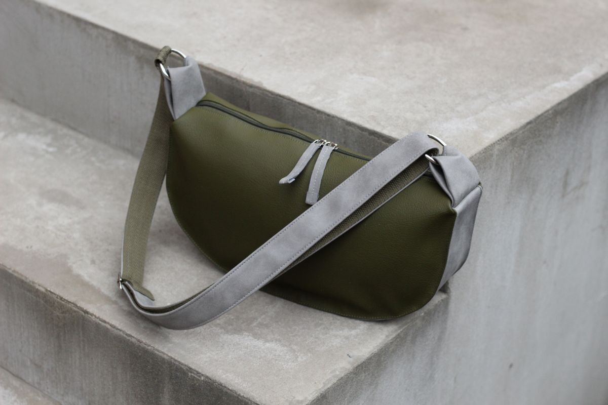 Pusmėnulio formos rankinė