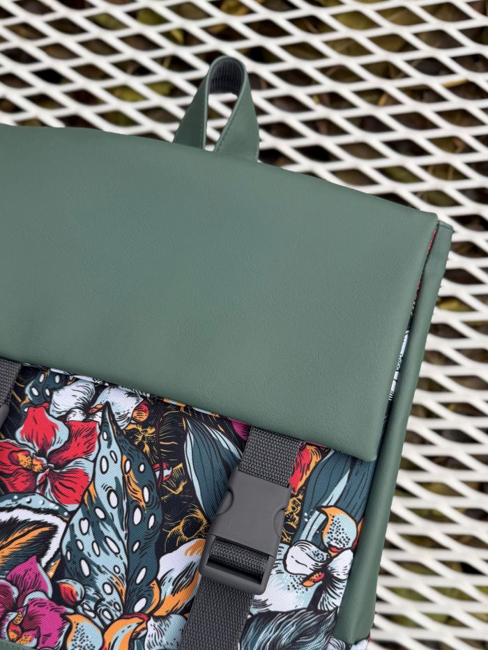 Kuprinė su plastikiniais užsegimais 