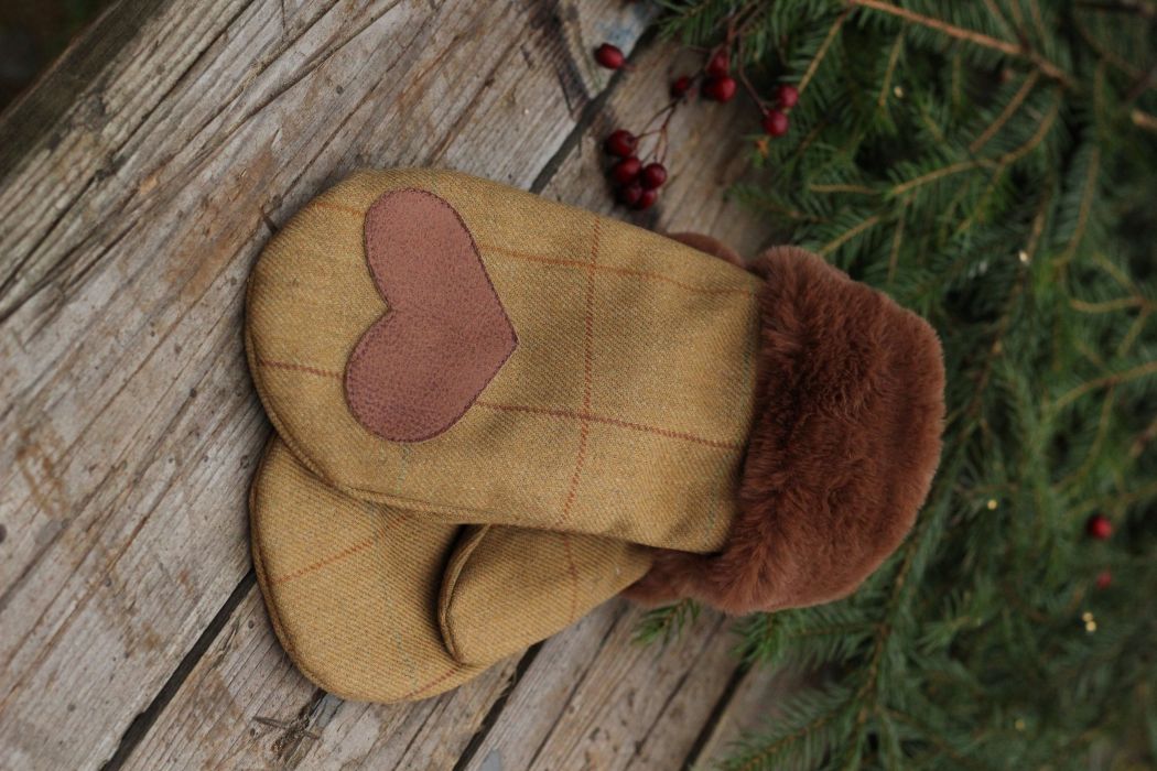 Pirštinės su širdelės aplikacija