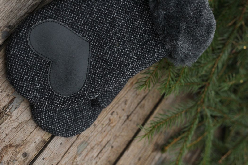 Pirštinės su širdelės aplikacija