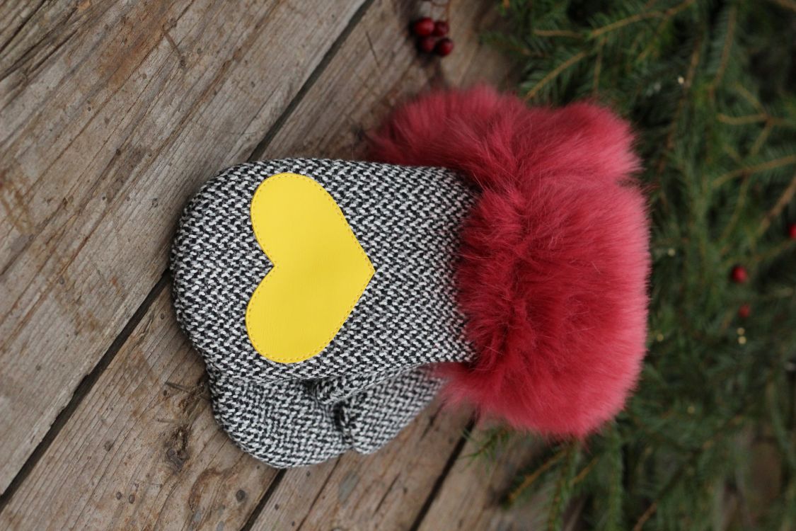 Pirštinės su širdelės aplikacija