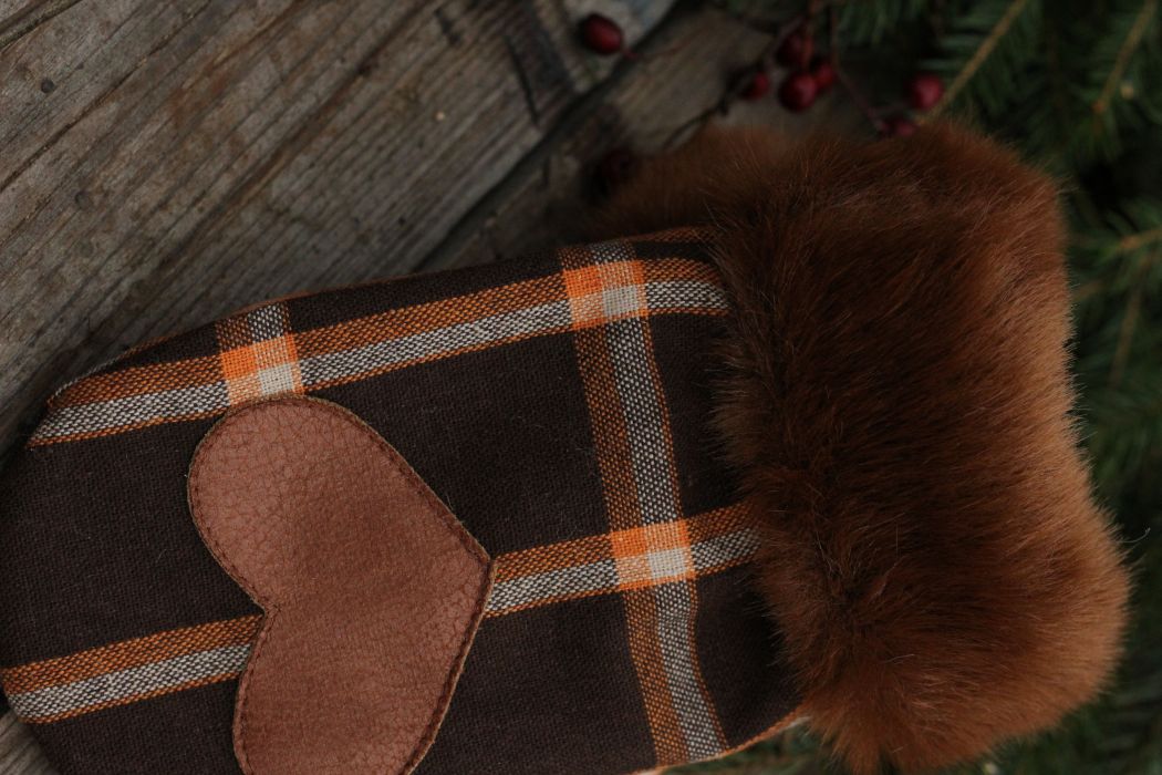 Pirštinės su širdelės aplikacija