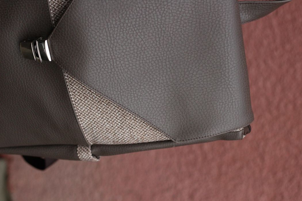 Kuprinė su spynelės užsegimu