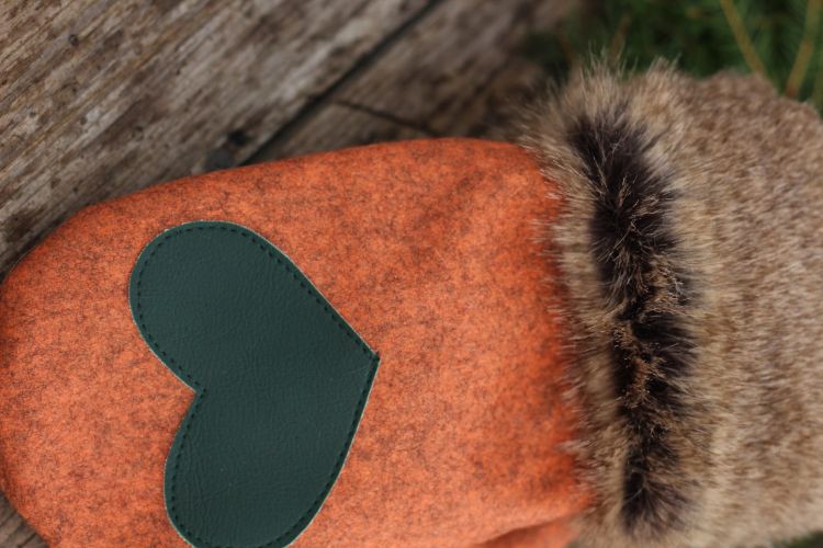 Pirštinės su širdelės aplikacija