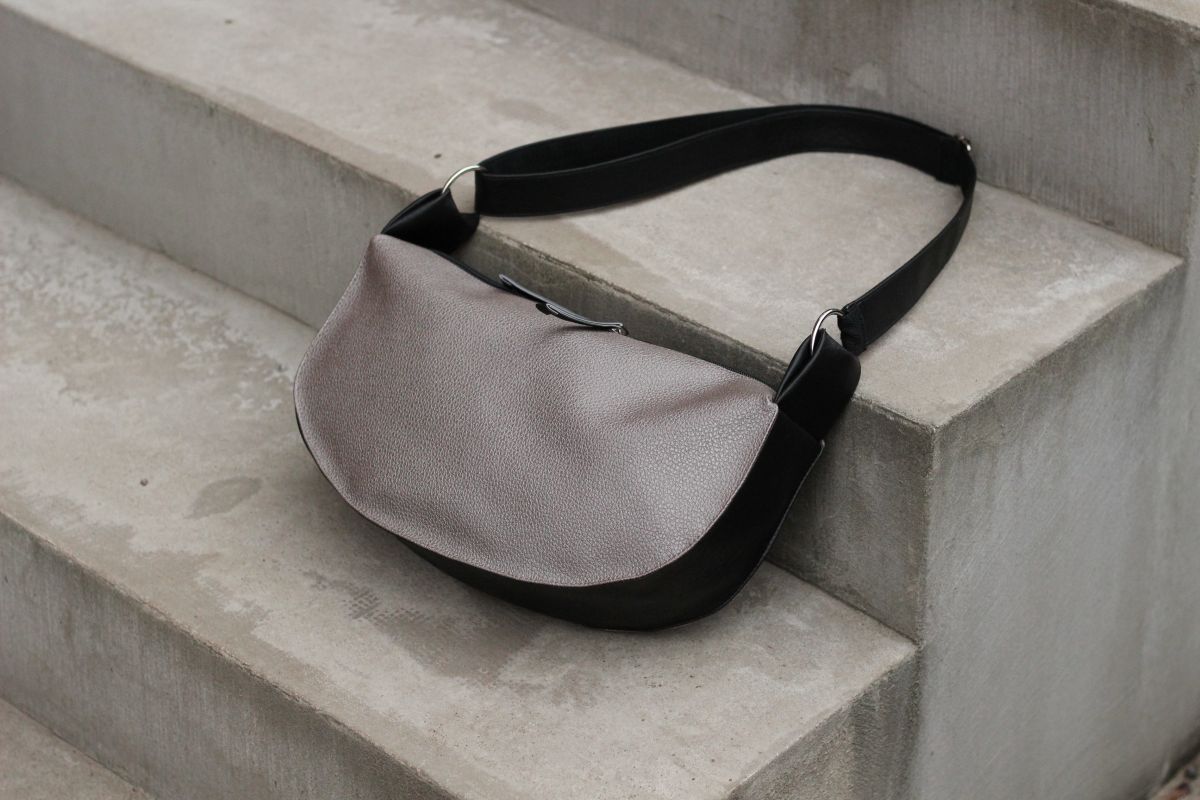 Pusmėnulio formos rankinė