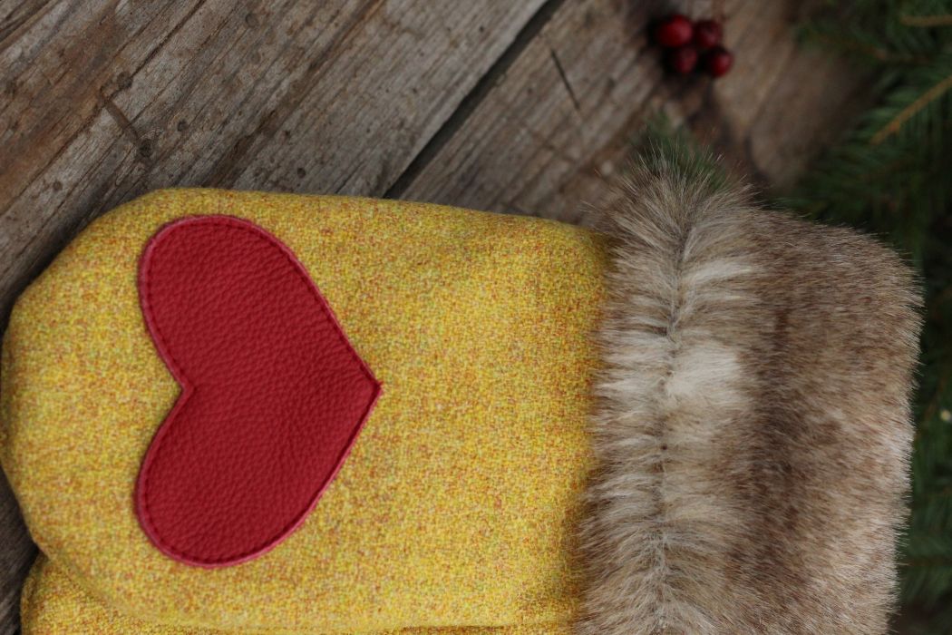 Pirštinės su širdelės aplikacija